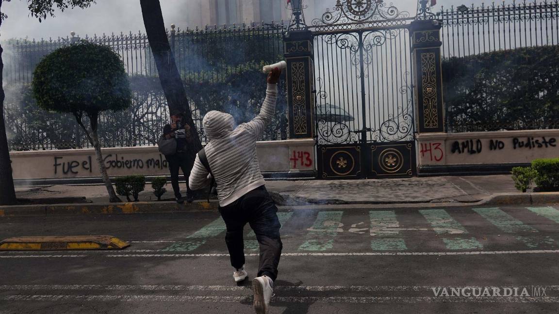 $!En el marco de los 10 Años de la desaparición forzada de los 43 estudiantes de la Escuela Rural Isidro Burgos, madres, padres y normalistas exigieron justicia en un mitin dentro de las actividades Sin Tregua Ni Cuartel, realizado afuera de las inmediaciones de la Secretaria de Gobernación.
