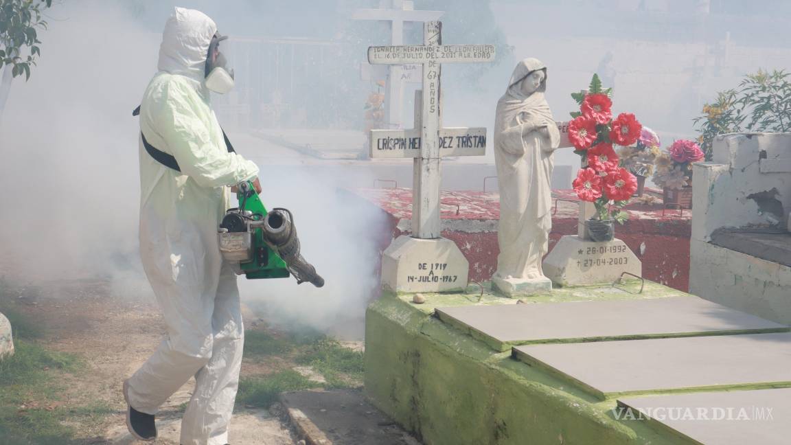 $!Personal de Salud Pública realiza fumigaciones en el Panteón San Esteban, donde se identificaron varios puntos de agua estancada propicios para la reproducción del mosquito del dengue.