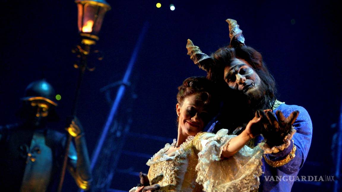 $!Espectáculo La Bella y la Bestia, una obra de teatro musical con letras de Howard Ashman y Tim Rice y música de Alan Menken en Barcelona (España). EFE/Alberto Estévez