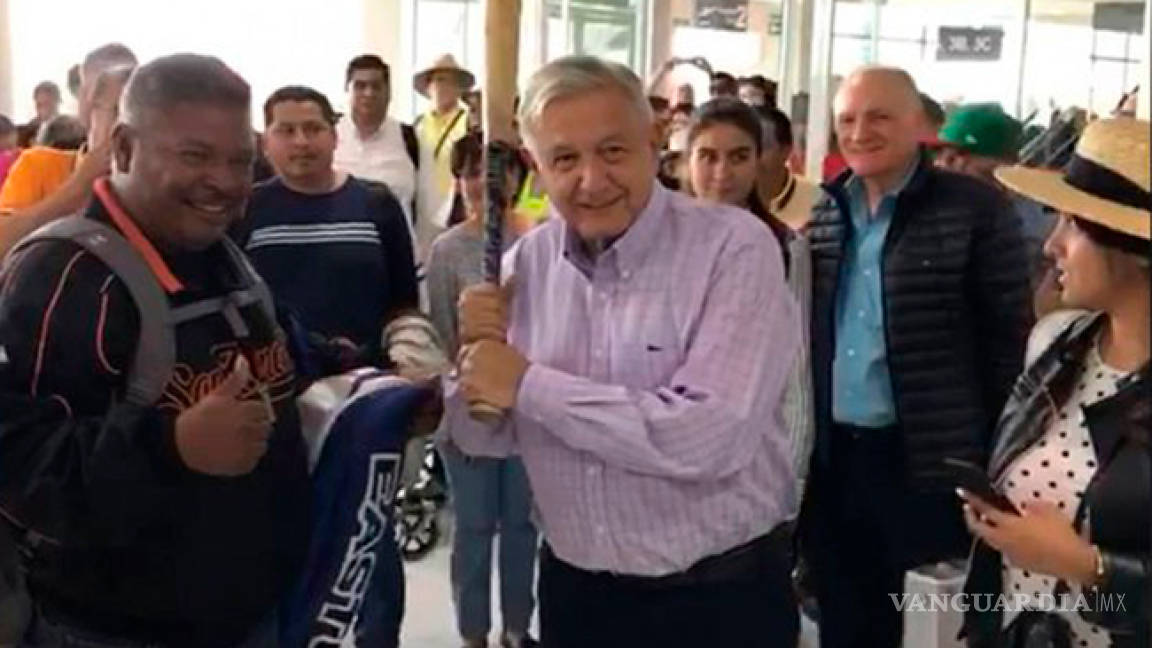 Regalan bate de béisbol a AMLO en aeropuerto de Torreón