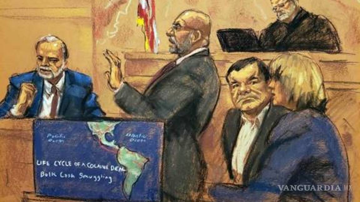 $!Emma Coronel burla seguridad de la corte, sacó su celular durante la declaración de 'El Tololoche'... ¡y fue expulsada!