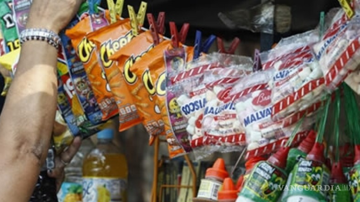 Senadores aprueban prohibir publicidad de comida chatarra dentro de escuelas