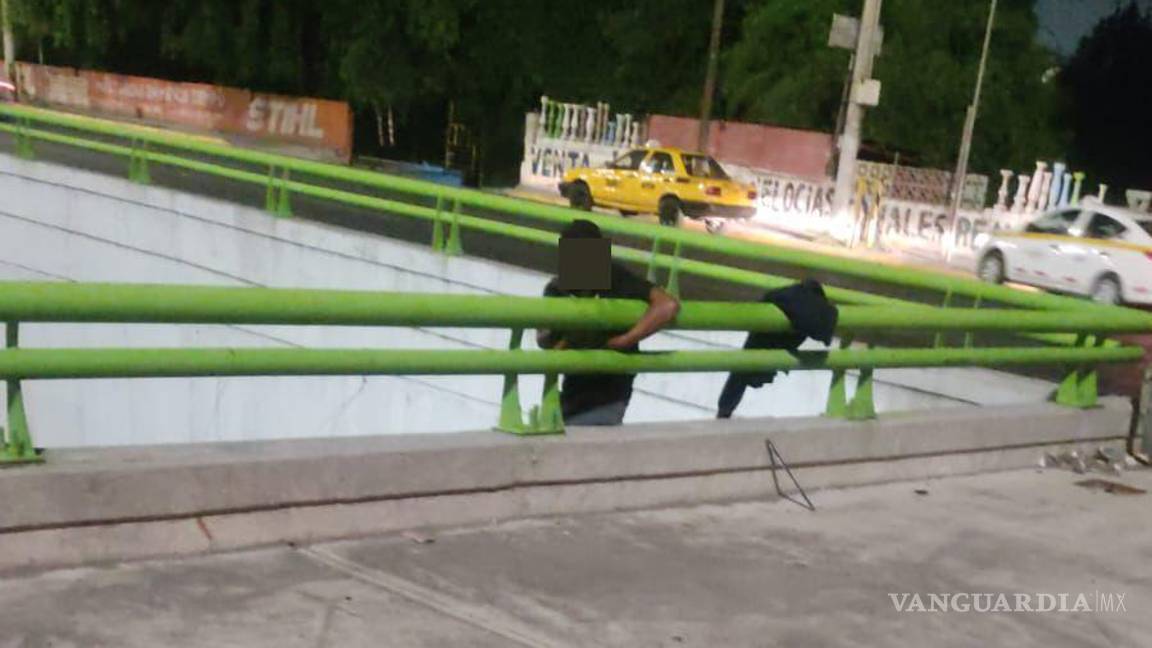 $!El hombre identificado como Marcos fue persuadido por los oficiales para desistir de su intento de suicidio.