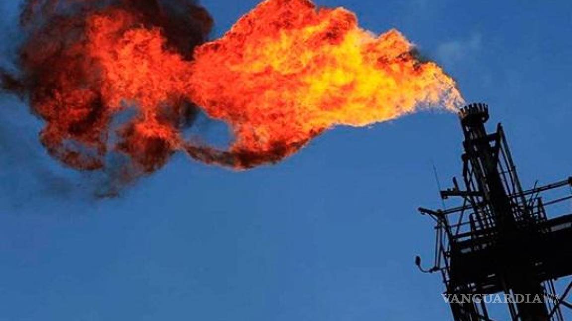 Diputados piden a Pemex reducir quema de gas natural