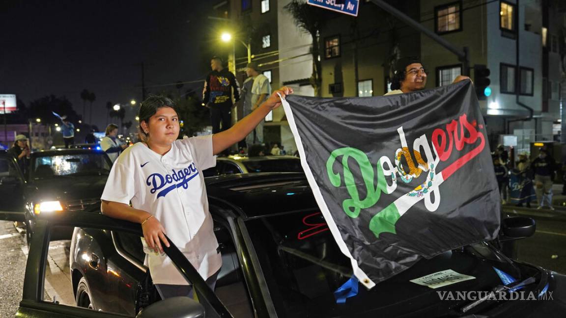 Se olvidan de la sana distancia y salen a festejar el título de Dodgers (fotos)