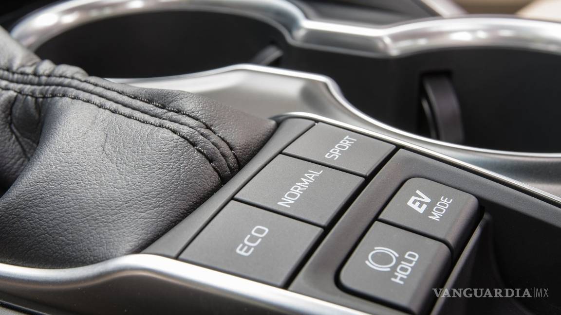 $!Toyota Camry Hybrid llega a México; estos son sus precios, versiones y equipamiento