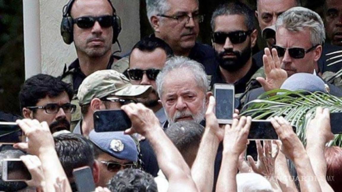 $!Lula da Silva y el emotivo abrazo de su familia antes de volver a prisión