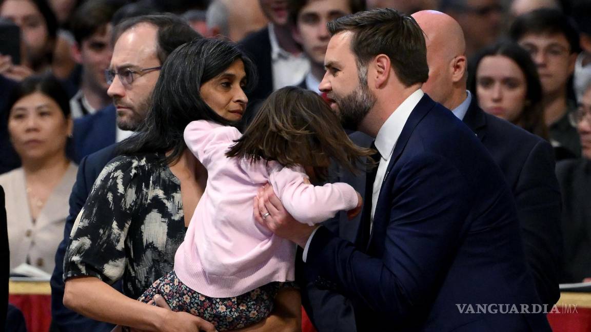 $!El Vicepresidente de los Estados Unidos JD Vance (d) con su esposa Usha Vance y su hija asiste a la Misa de Viernes Santo en la Basílica de San Pedro en el Vaticano.