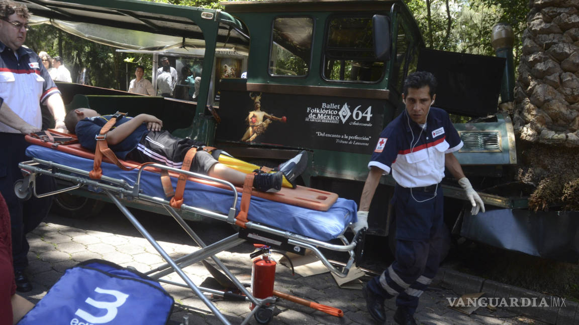 Trenecito de Chapultepec se estrella contra una palmera, 14 resultan heridos