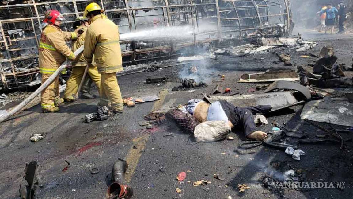 $!Choque entre tráiler y autobús deja 21 muertos en carretera Puebla-Orizaba