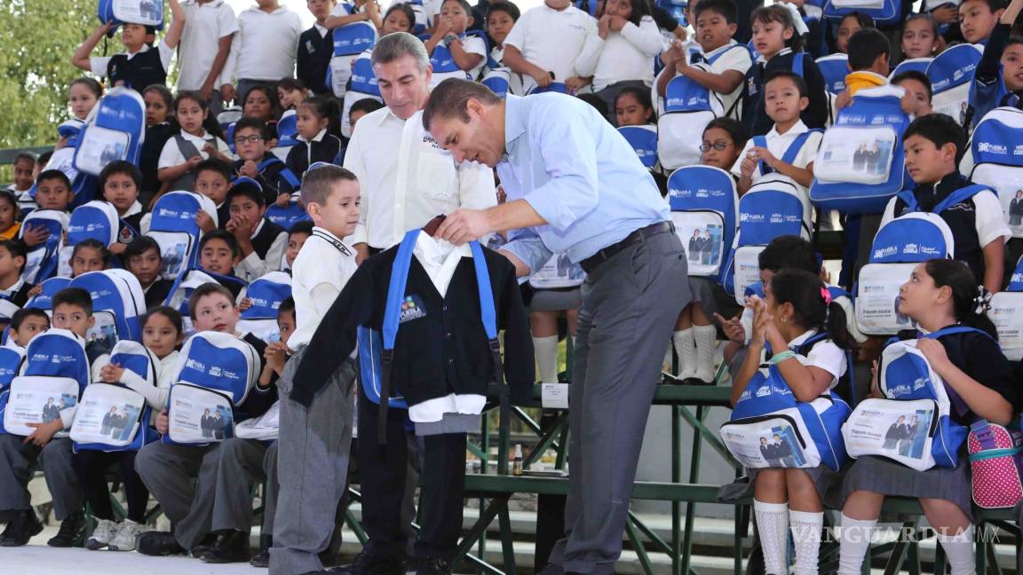 PRI denuncia entrega de mochilas con logo panista en Puebla