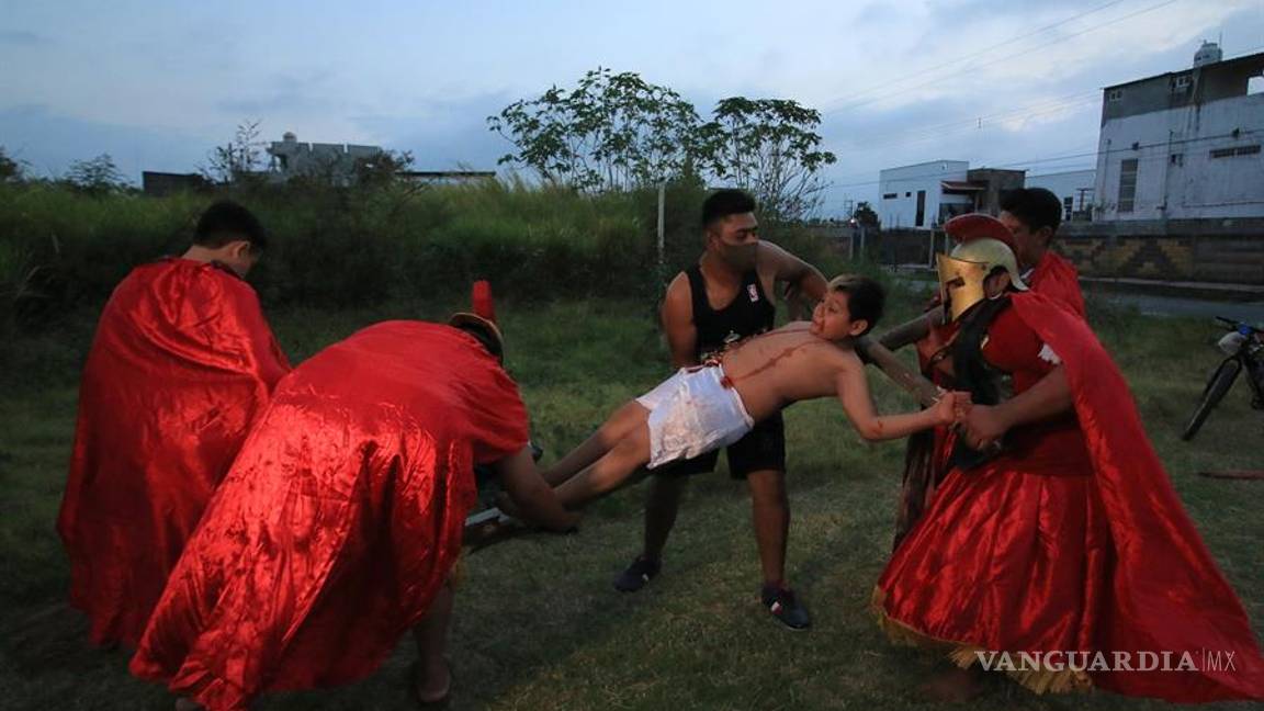 $!Viacrucis infantil pide el fin de la pandemia y los feminicidios en México