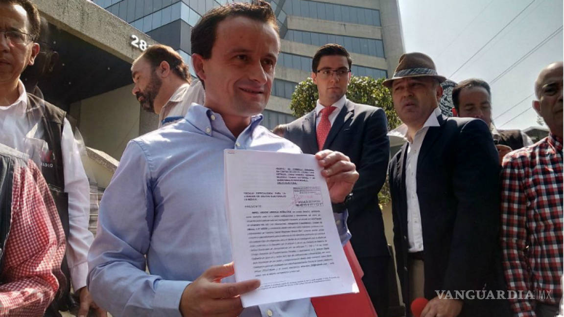Mikel Arriola presenta denuncia ante la Fepade
