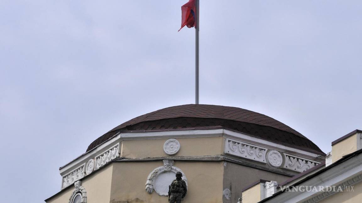 $!Un militar de la compañía militar privada (PMC) Wagner Group protege el techo de la sede del Distrito Militar del Sur en Rostov-on-Don, en el sur de Rusia.