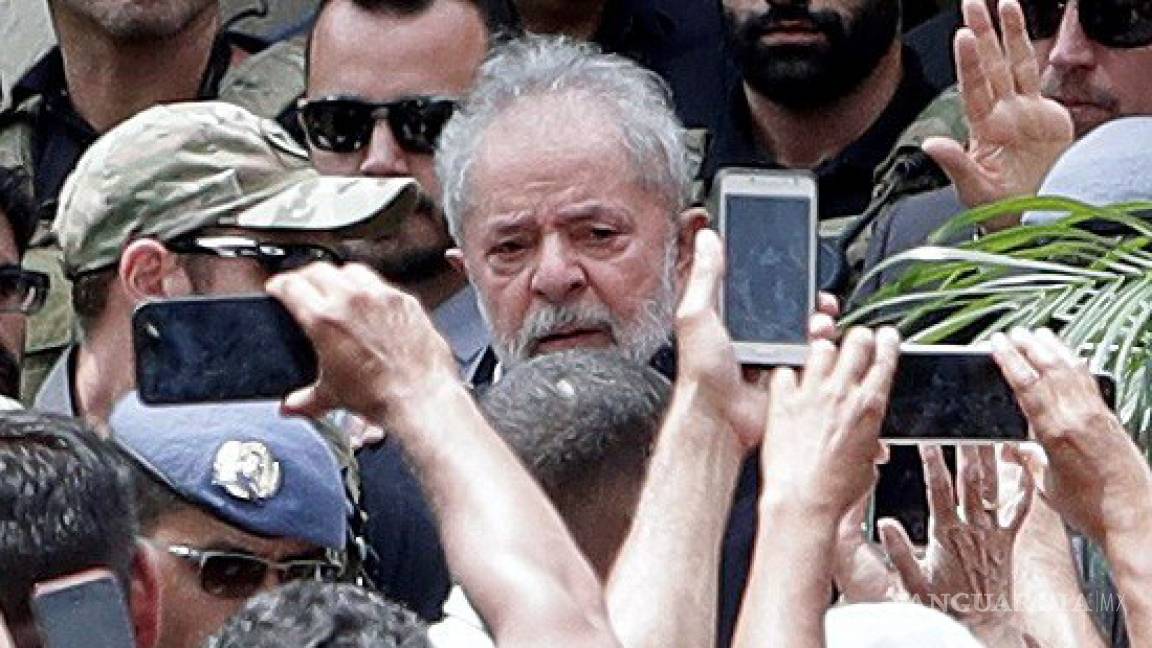 Lula da Silva sale de prisión para ir a funeral de su nieto; asegura que demostrará su inocencia