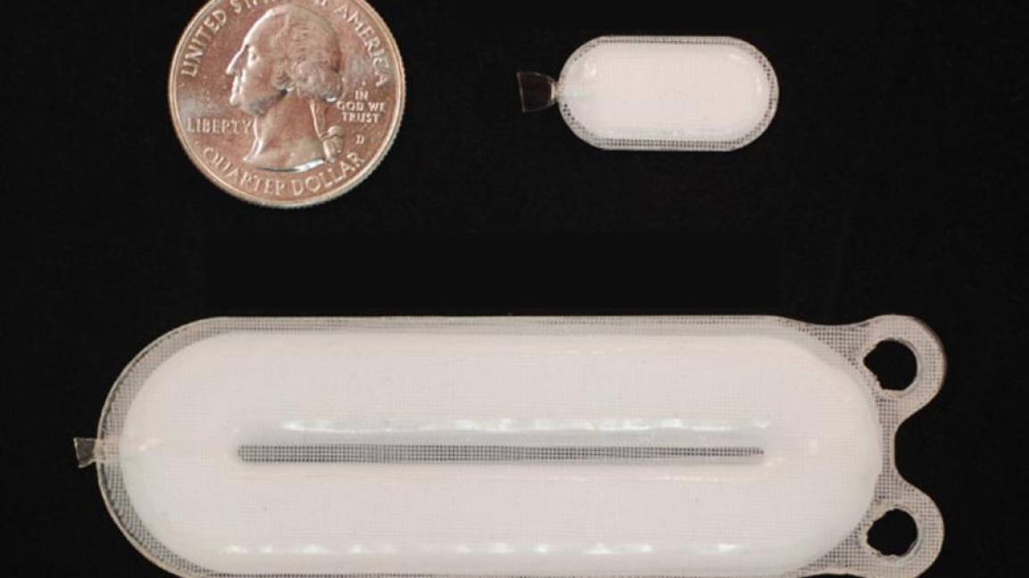 $!Unidad de administración (abajo) que es implantada con un dispositivo centinela más pequeño (arriba a la derecha) junto a una moneda. Foto de ViaCyte.