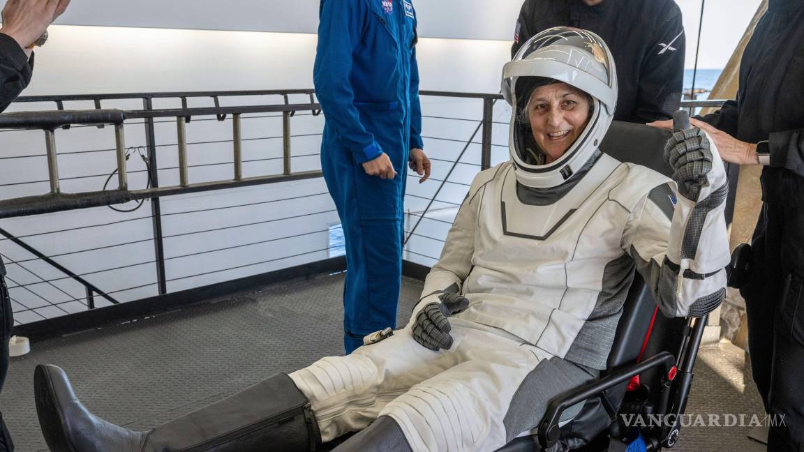 $!La astronauta de la NASA, Suni Williams, levanta el pulgar tras recibir ayuda para salir de una cápsula SpaceX tras aterrizar frente a la costa de Tallahassee, Florida