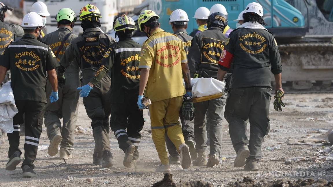 $!Los equipos de rescate llevan un cuerpo recuperado del lugar de un edificio derrumbado, luego de un terremoto en Bangkok, Tailandia.