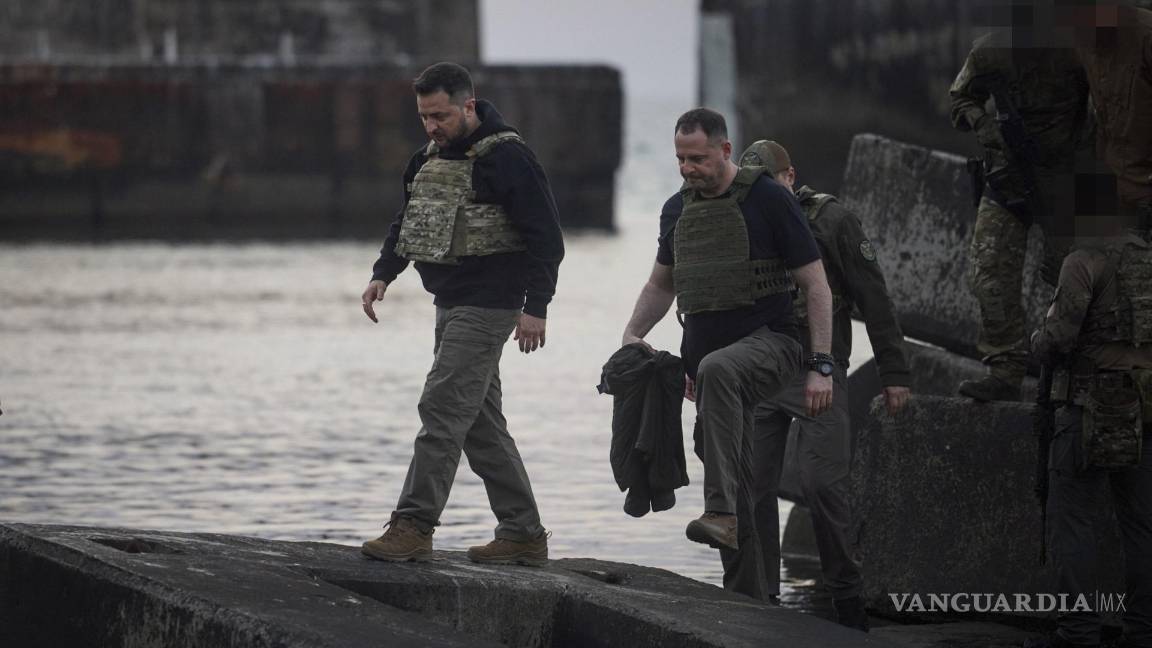 $!El presidente ucraniano Volodímir Zelenski (centro) visitando la isla Zmiinyi (isla de la serpiente) en el Mar Negro, no lejos de Odesa, Ucrania.