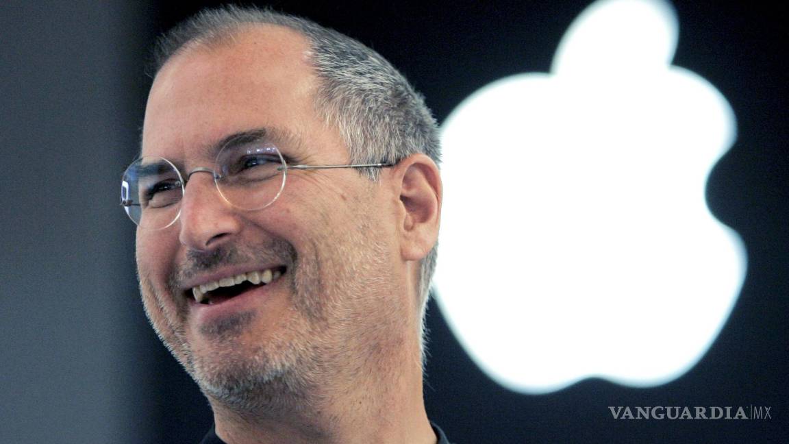 $!El cofundador de Apple Steve Jobs sonríe tras una conferencia de prensa en Apple Expo en París el 20 de septiembre de 2005.
