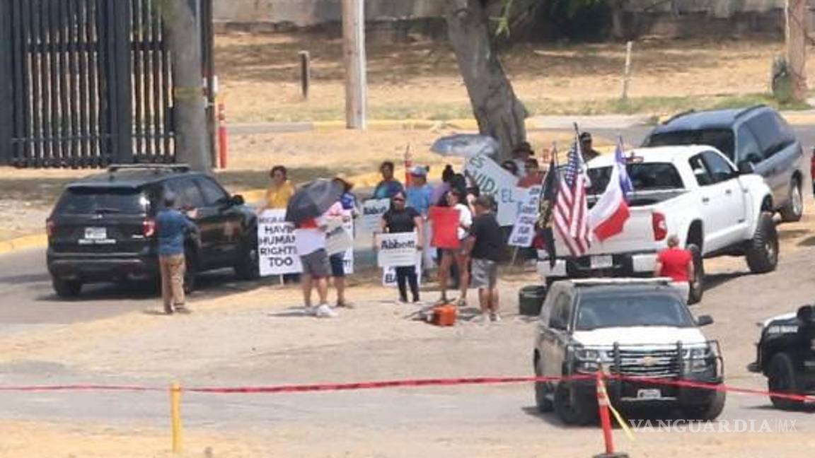 $!Un grupo de ambientalistas protestaron durante la visita de los gobernadores republicanos a Eagle Pass, Texas.