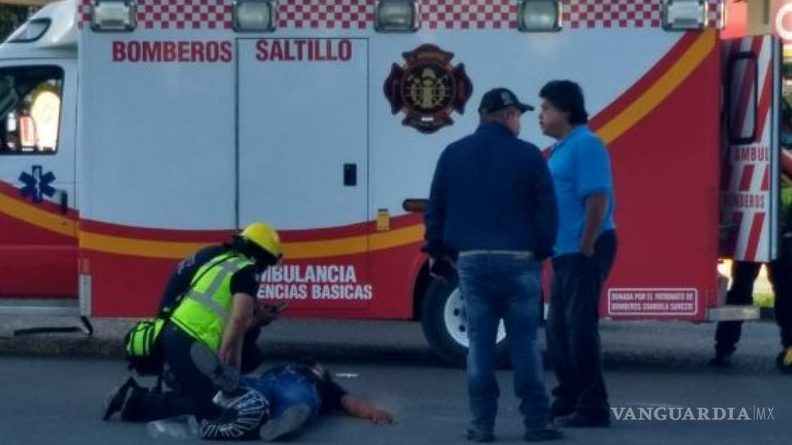 Motociclista se impacta contra taxi y sale proyectado, en bulevar de Saltillo