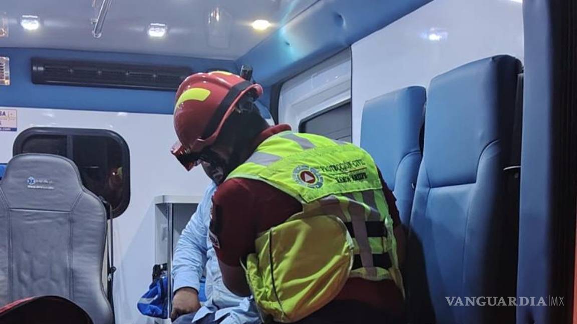 $!El conductor fue auxiliado por paramédicos y posteriormente trasladado al IMSS.
