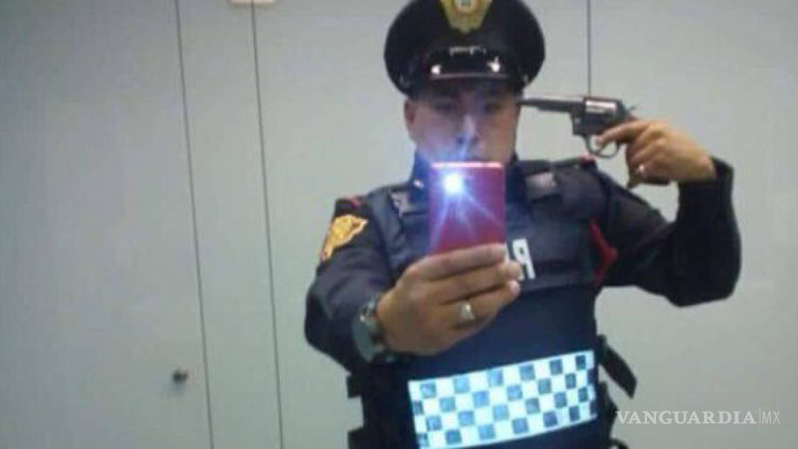 Destituyen a policía que se tomó 'selfie suicida'