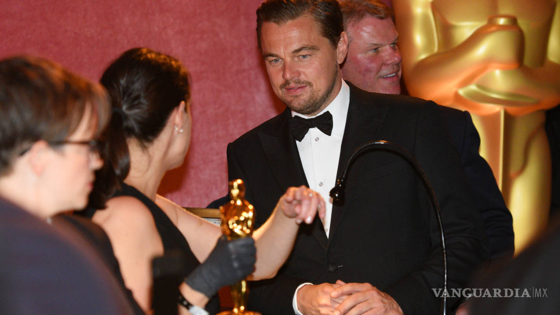 DiCaprio casi olvida el Oscar en un restaurante tras festejo (VIDEO)