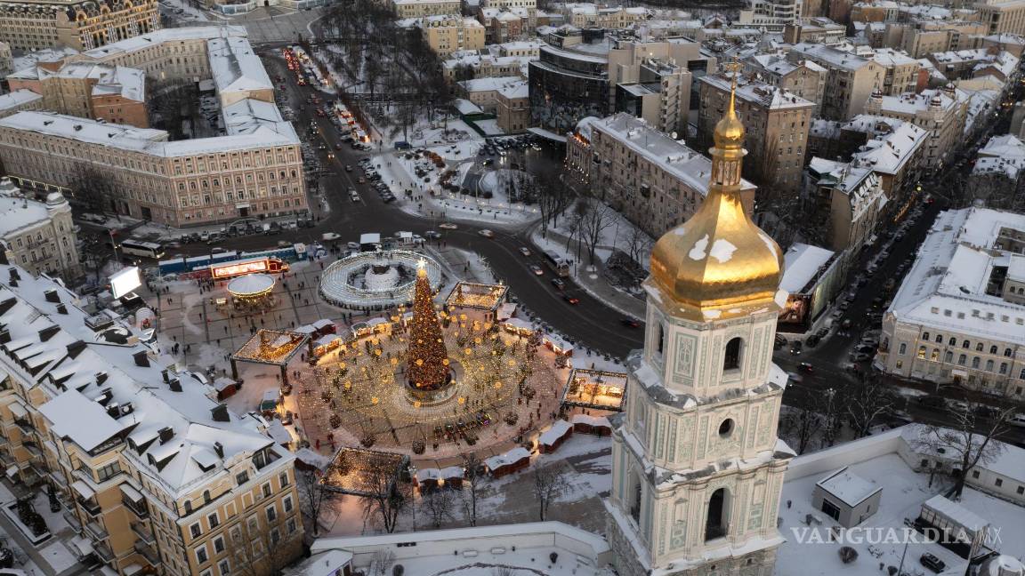 $!Nieve cubre el centro de la ciudad con un árbol de Navidad junto a la Catedral de Santa Sofía, frente, y la Catedral de San Miguel al fondo. AP/Efrem Lukatsky