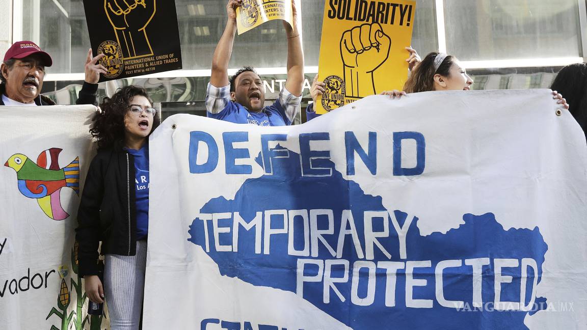 $!Simpatizantes de los inmigrantes que cuentan con estatus de protección temporal en EU en un mitin antes contra el gobierno del presidente Donald Trump.