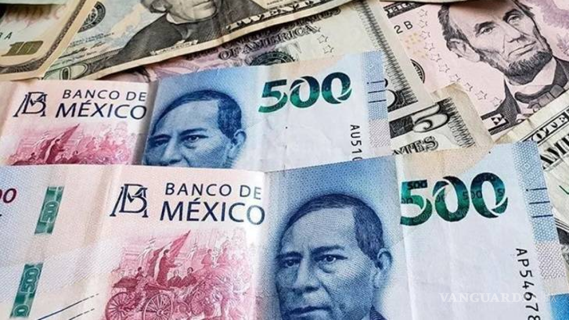 El peso mexicano sigue cayendo frente al dólar; se valora en 18.23 unidades