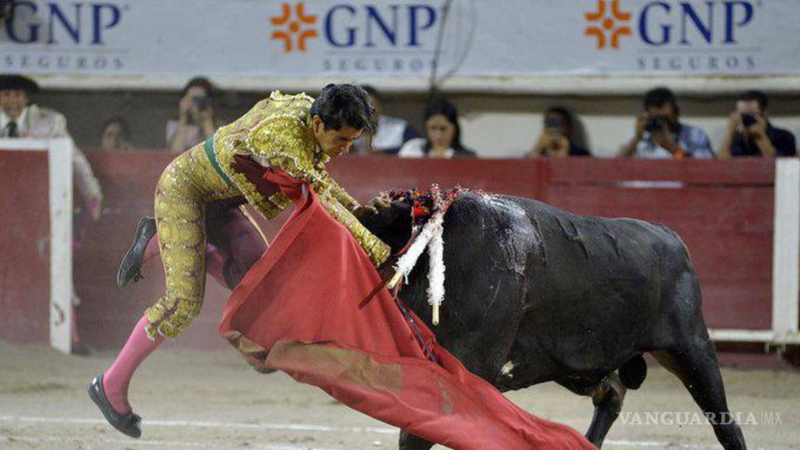 $!El diestro mexicano sufrió una importante cornada durante una faena en la Feria de San Marcos