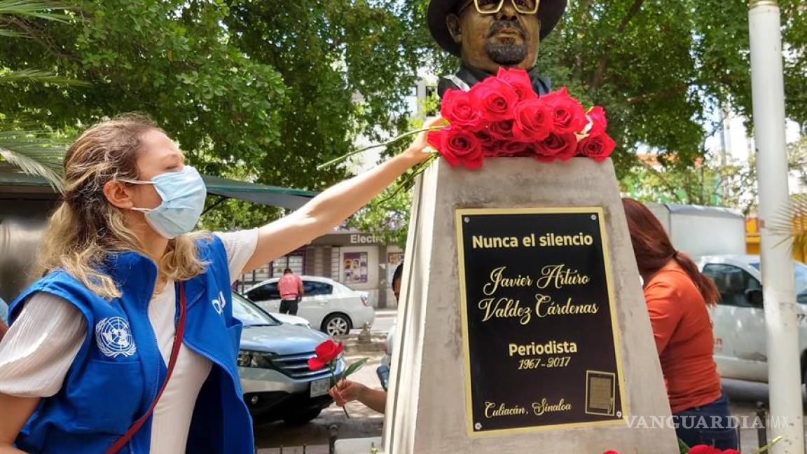Familiares develan busto del periodista Javier Valdez, asesinado en 2017