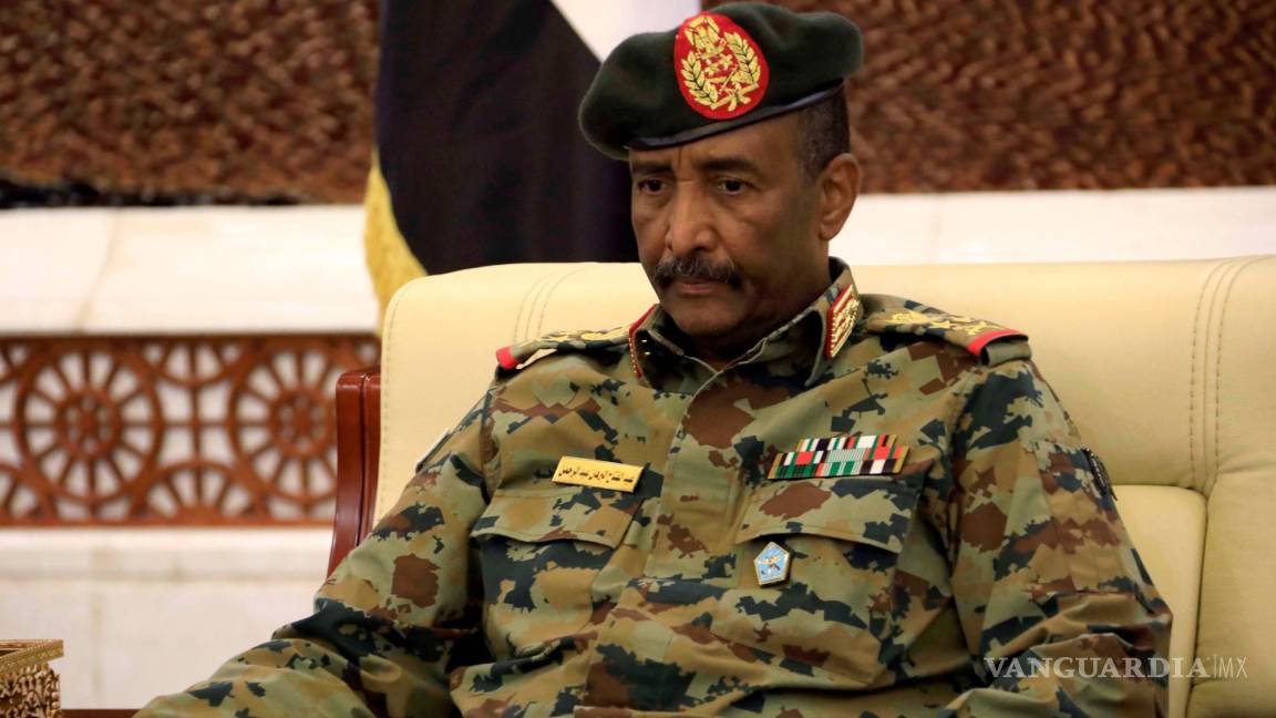 $!Líder del consejo de transición de Sudán, el teniente general Abdel Fattah Abdelrahman Burhan observa después de ser juramentado como jefe del consejo de transición recién formado en el palacio presidencial en Jartum, Sudán. EFE/EPA/STRINGER
