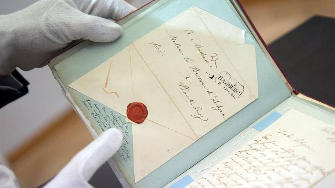 $!Subastan álbum con recuerdos de reina Victoria en Alemania