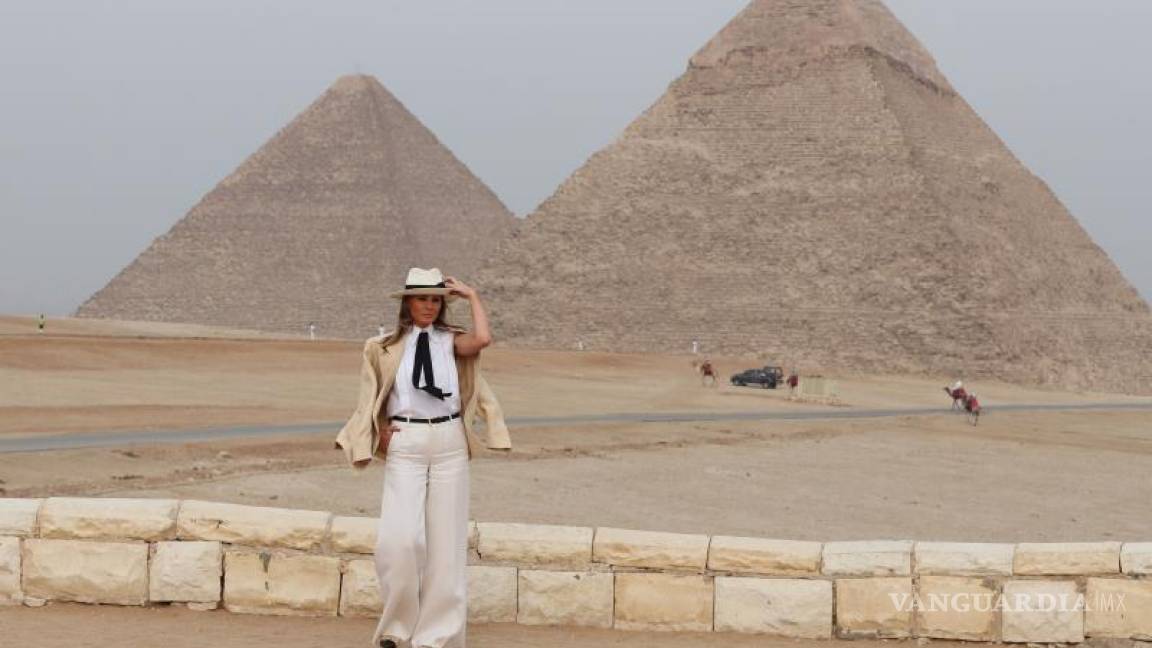 Melania Trump pasea entre las pirámides en Egipto