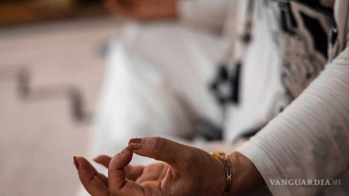 $!Un cliente medita en Creative Shelter durante la sesión en Shanghai, China. EFE/EPA/Alex Plavevki