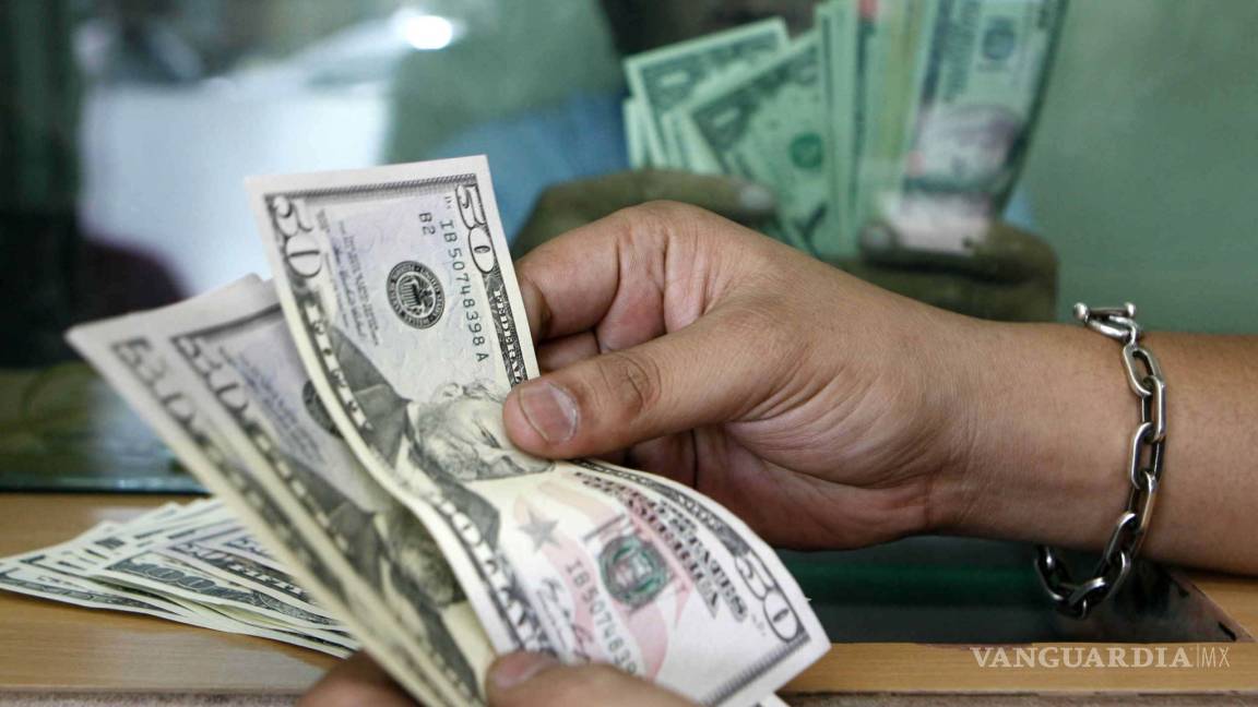 Dólar continúa en descenso, cierra en 19.59 pesos en bancos