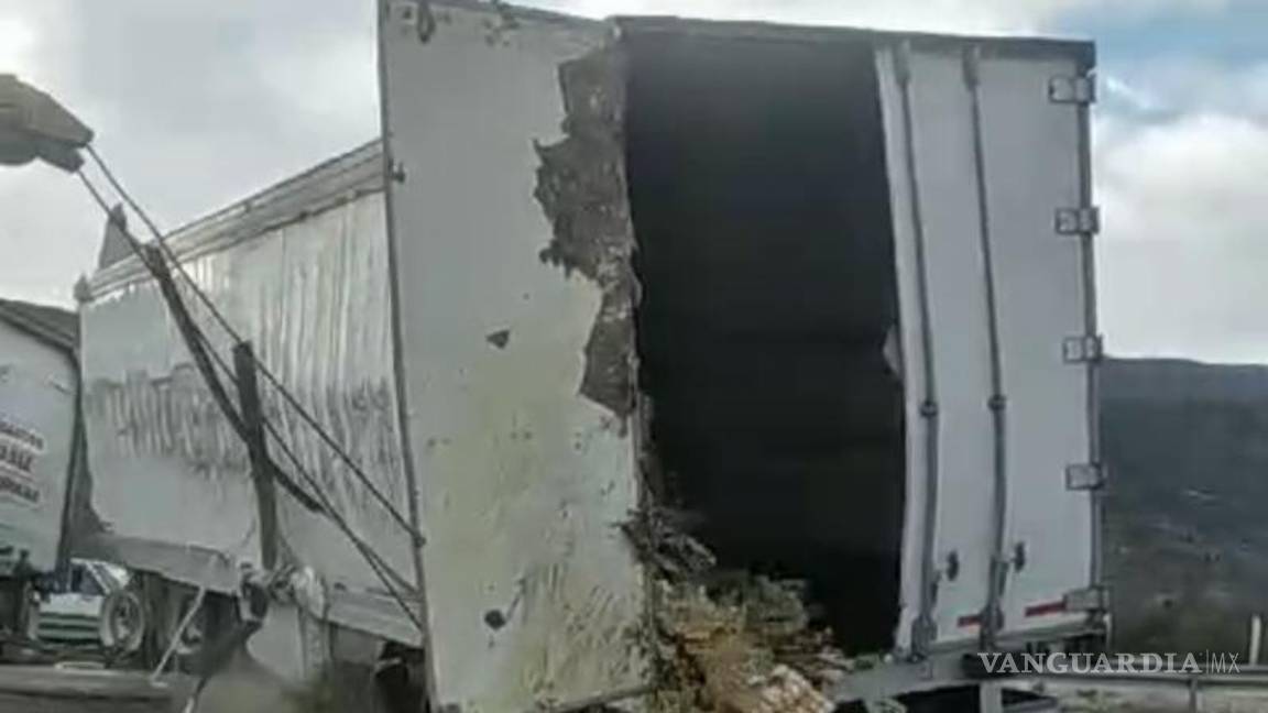 $!Grúas trabajaron diligentemente para mover el vehículo accidentado y llevarlo a un corralón.