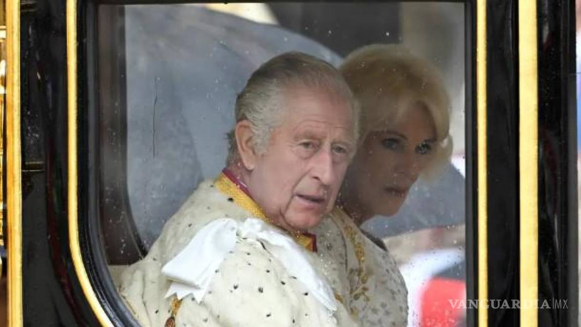 Un lector de labios revela el brutal comentario del rey Carlos a la reina Camila en su coronación
