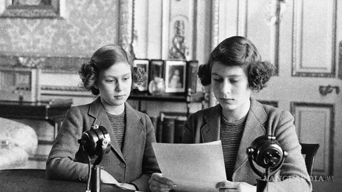 $!Imagen del 13 de octubre de 1940, la princesa Isabel de Gran Bretaña, a la derecha, y la princesa Margarita hacen su primera transmisión de radio en Londres.