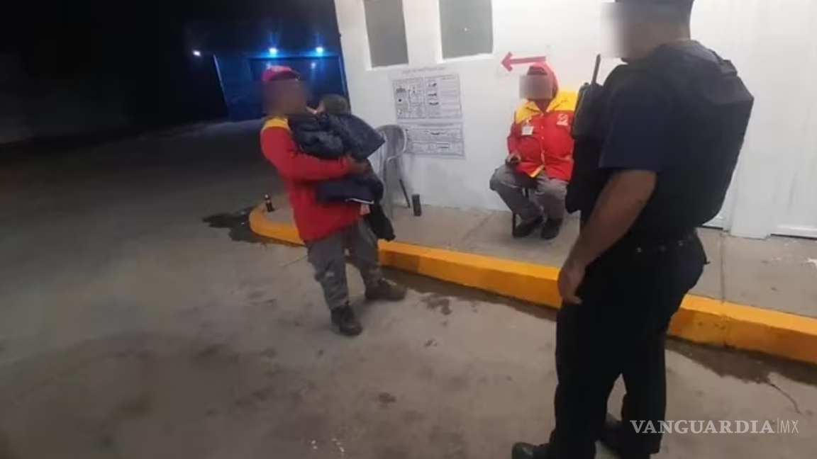 $!La bebé fue encontrada sobre la vía pública, a unos metros de un Oxxo Gas