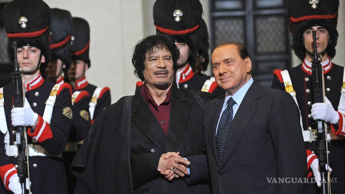 $!16/11/2009. El primer ministro italiano, Silvio Berlusconi, se da la mano con el líder libio, el coronel Muammar Gaddafi en el Palacio Chigi, en Roma.