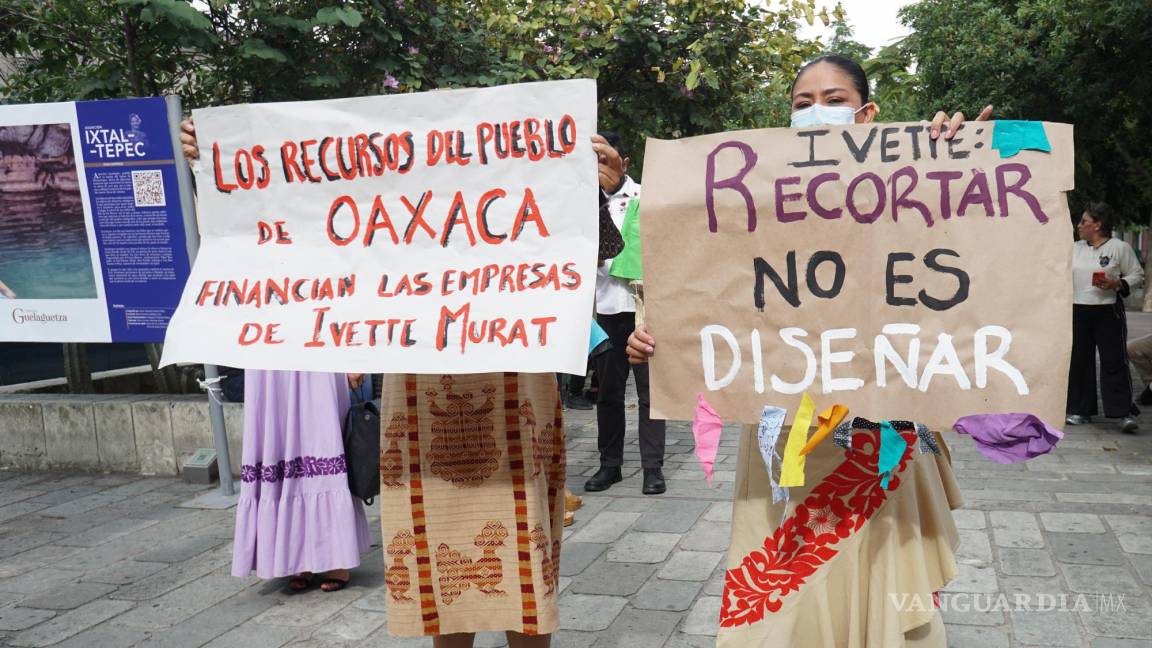 $!Artesanas e indígenas participan en una protesta contra la industria textil y el gobernador de Oaxaca, Alejandro Murat en Mitla, estado de Oaxaca (México).