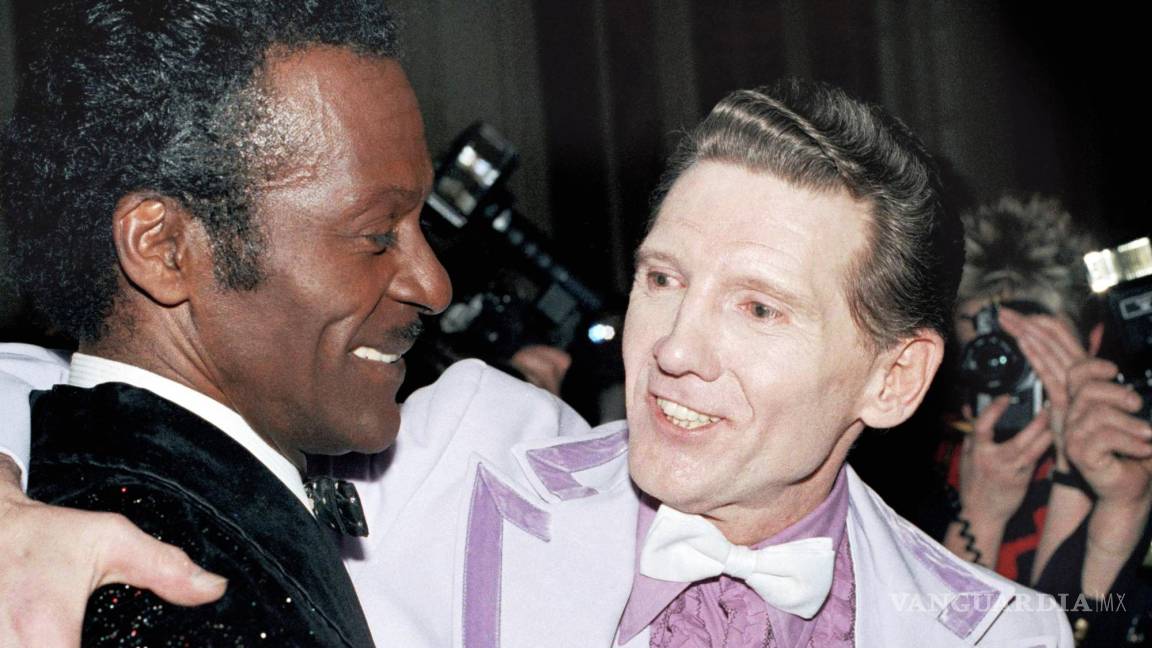 $!Chuck Berry, a la izquierda, y Jerry Lee Lewis se abrazan en una recepción en el Waldorf-Astoria de Nueva York el 23 de enero de 1986.