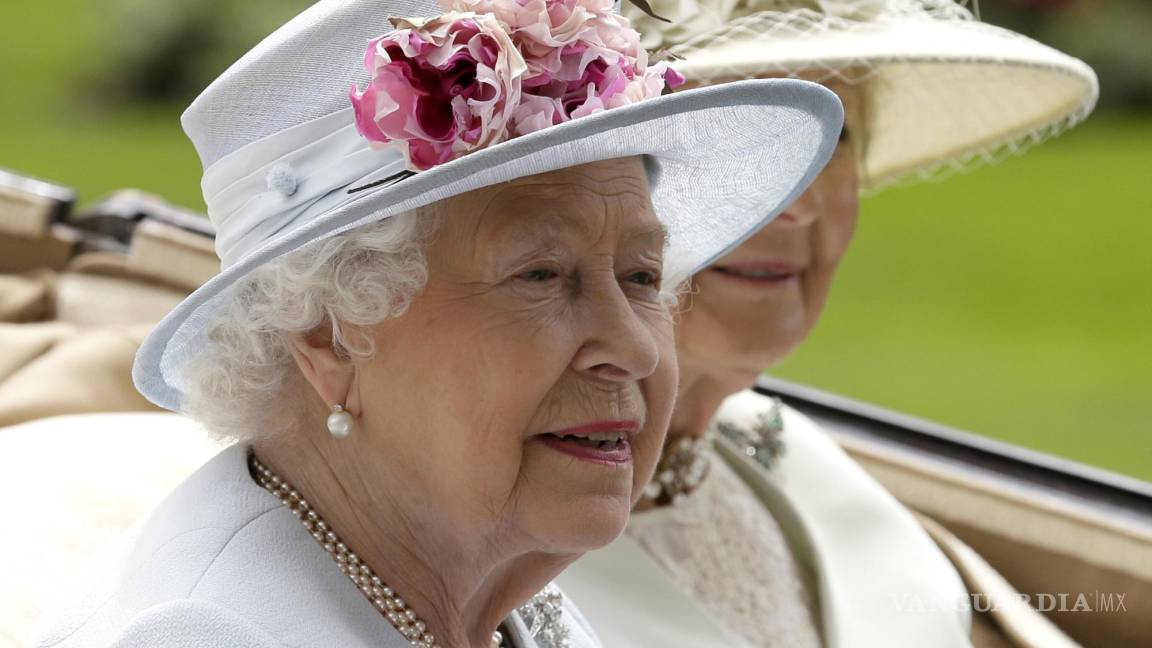 $!La reina Isabel II de Inglaterra llega a las carreras de caballos de Ascot acompañada por la princesa Alexandra, en Ascot, Inglaterra, el 20 de junio de 2018.
