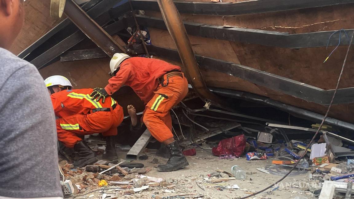 $!Rescatistas trabajan para recuperar un cuerpo de los escombros en el mercado de ThaPyayGone luego de un terremoto, en Naypyidaw, Myanmar, el 28 de marzo de 2025.