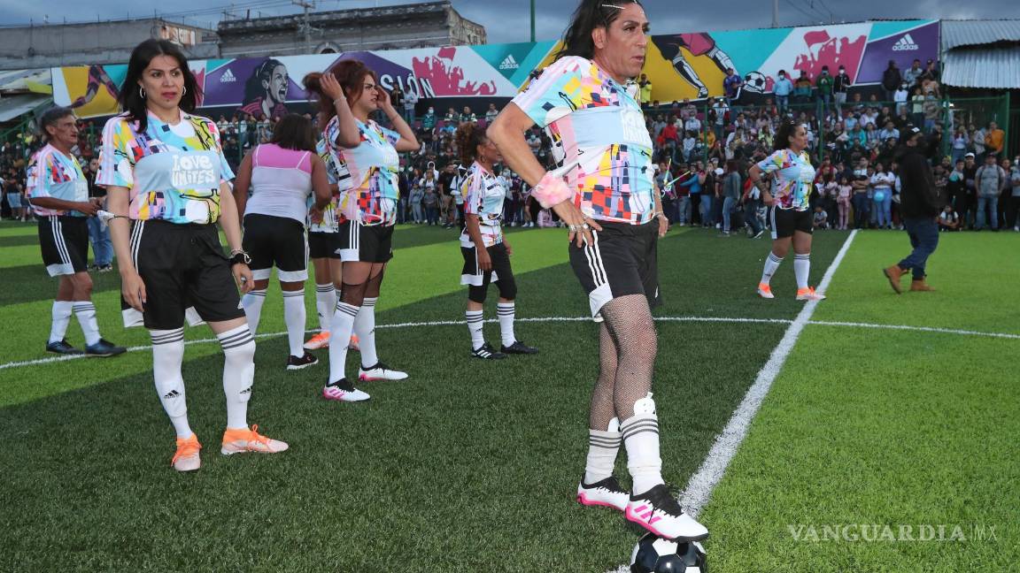 $!Miembros del equipo de fútbol Las Gardenias juegan un partido de exhibición para conmemorar al Santo Patrón San Francisco de Asis, en el barrio de Tepito, en la Ciudad de México. EFE/Mario Guzmán