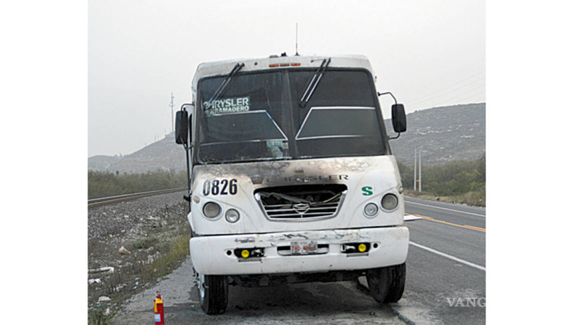 Arde camión de personal en Saltillo; conductor reacciona a tiempo